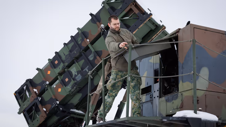 Vincent opent een luik van een generator op een lanceerinstallatie.