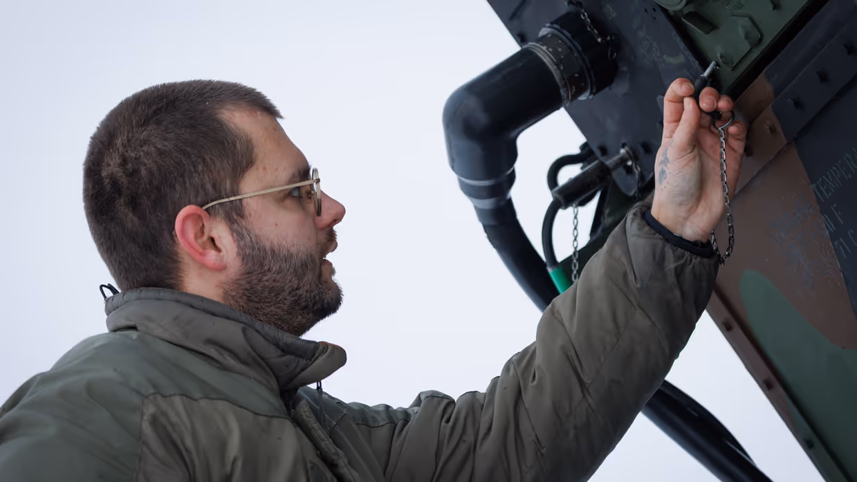 Links plugt Vincent een palletje in het systeem. 