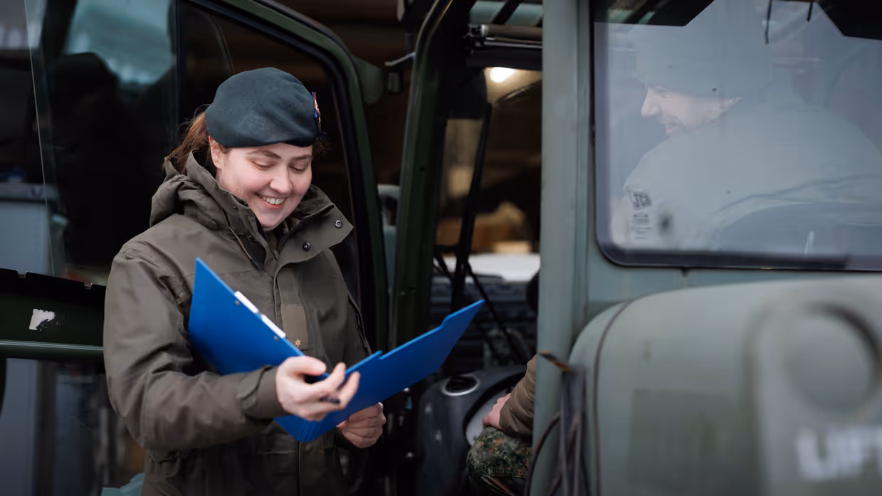 Eveline kijkt in een map. 