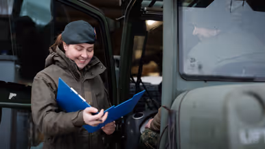 Eveline kijkt in een map. 