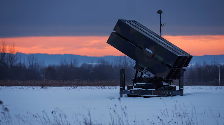 Een NASAMS-lanceerinstallaties in het roze ochtendlicht. 
