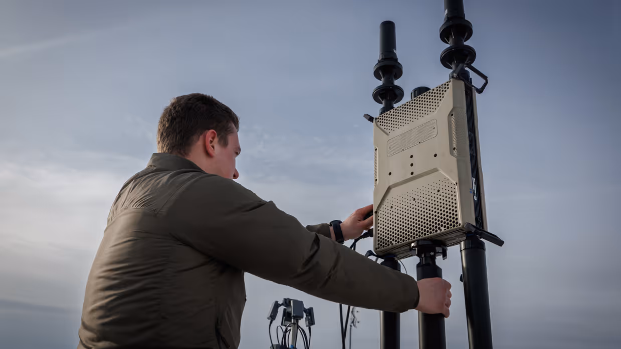 Op de linkerfoto verricht een militair handelingen aan een detectiemiddel met een soort antennes. Rechts staan lanceerinstallaties van de Patriot. 