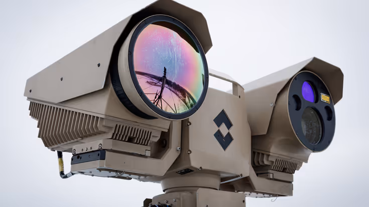 Een counterdrone-apparaat met grote lenzen.