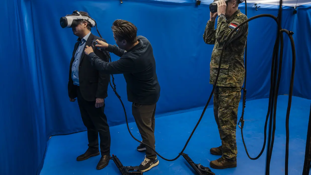 Marco Zannoni en luitenant-generaal Jan-Willem Maas in de blue room met een VR-bril op.