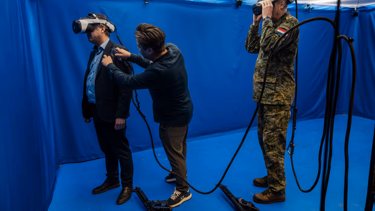 Marco Zannoni en luitenant-generaal Jan-Willem Maas in de blue room met een VR-bril op.