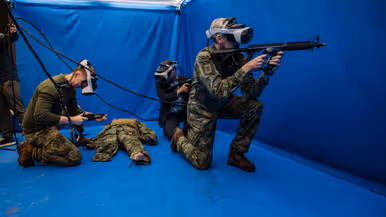 Marco Zannoni en luitenant-generaal Jan-Willem Maas in de blue room met een VR-bril op.