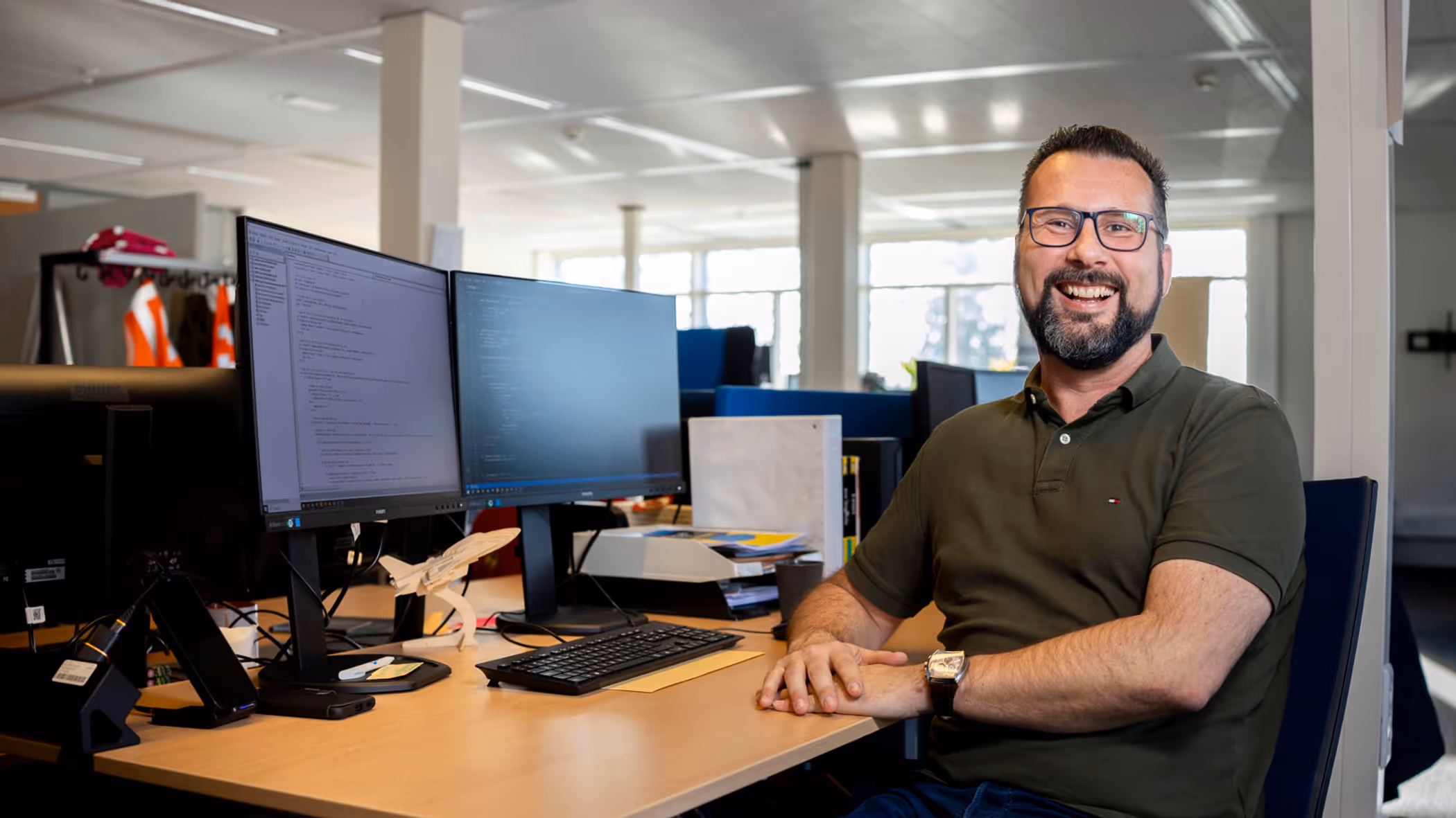 Marcel Pelster zit achter zijn bureau terwijl hij in de camera kijkt.