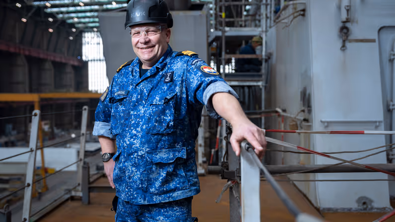 Alttekst: LTZ 1 (TD) Erik Boltendal, hoofd Technische Dienst, aan boord van Zr.Ms. Holland op de werf.