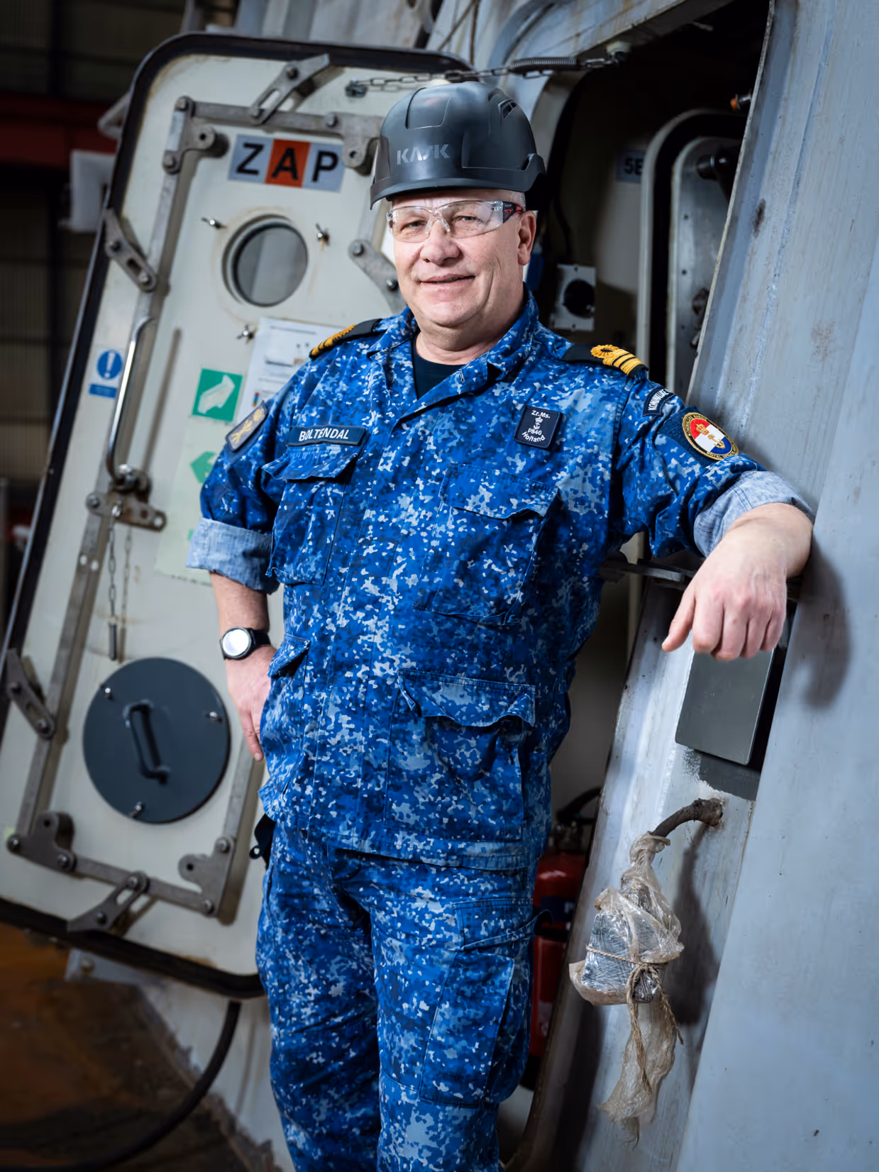 LTZ 1 (TD) Erik Boltendal staat aan boord van Zr.Ms. Holland tijdens onderhoudswerkzaamheden.