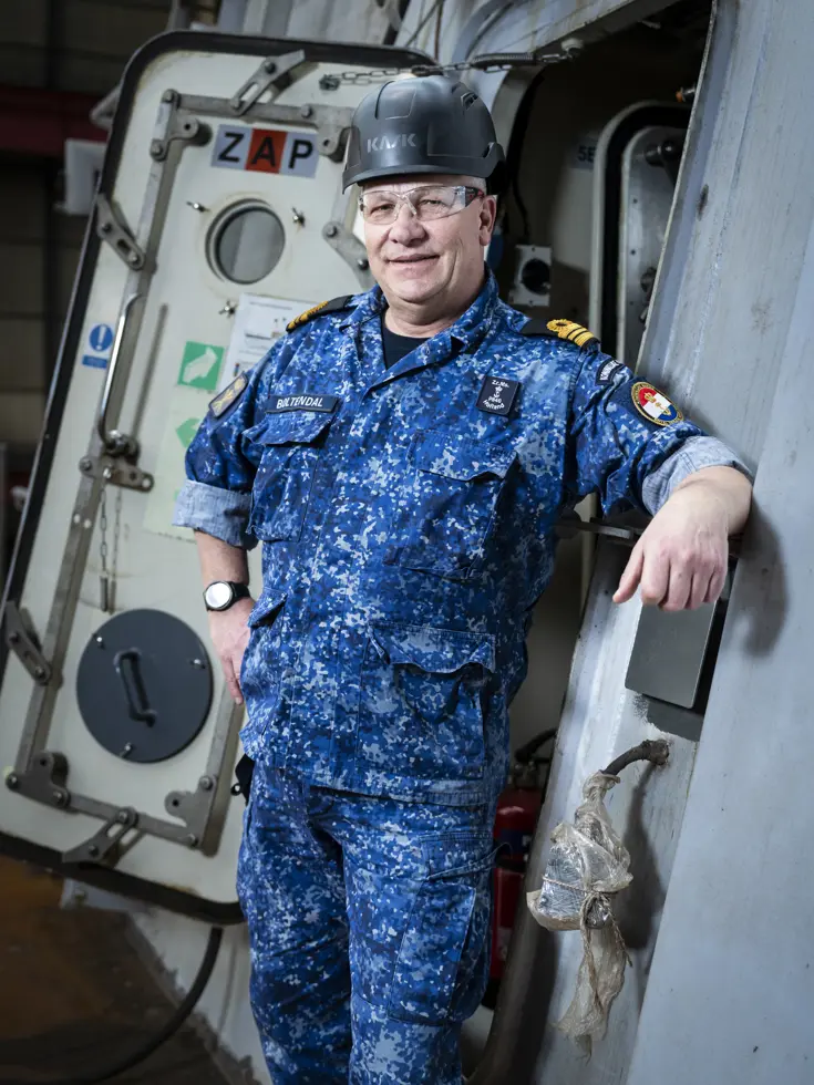 LTZ 1 (TD) Erik Boltendal staat aan boord van Zr.Ms. Holland tijdens onderhoudswerkzaamheden.