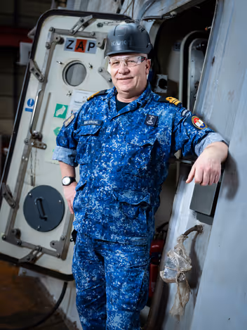 LTZ 1 (TD) Erik Boltendal staat aan boord van Zr.Ms. Holland tijdens onderhoudswerkzaamheden.