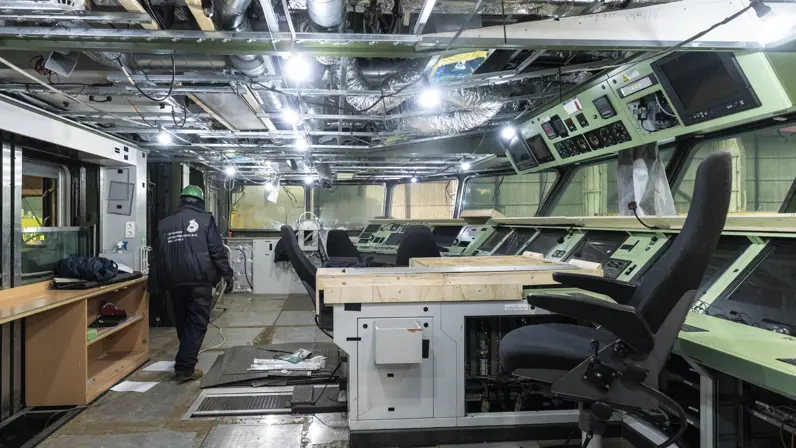 Alttekst: De Commandocentrale van Zr.Ms. Holland tijdens onderhoud, met open plafonds en gedemonteerde consoles.