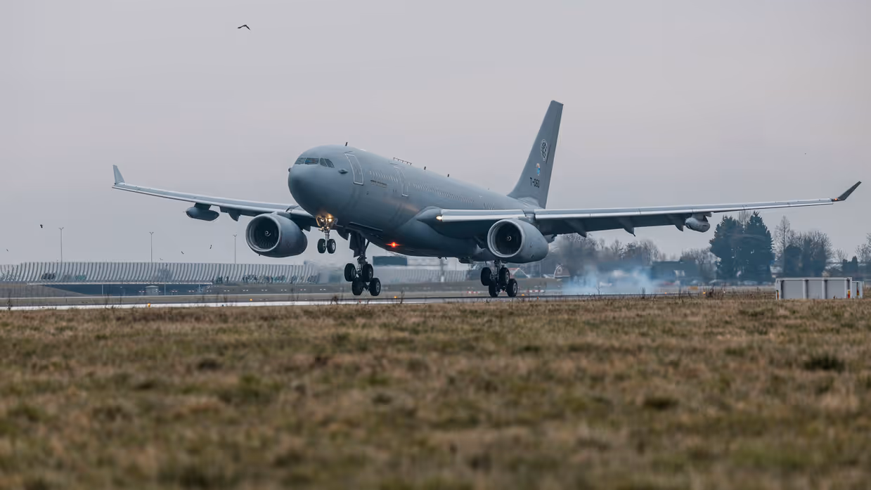 Links F-35’s opgelijnd op de startbaan van Schiphol, rechts: Een tank- en transportvliegtuig A330 MRTT landt op luchthaven Schiphol. De wielen raken net de grond wanneer de foto wordt gemaakt, waardoor er een klein rookwolkje ontstaat.  