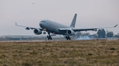 Links F-35’s opgelijnd op de startbaan van Schiphol, rechts: Een tank- en transportvliegtuig A330 MRTT landt op luchthaven Schiphol. De wielen raken net de grond wanneer de foto wordt gemaakt, waardoor er een klein rookwolkje ontstaat.  