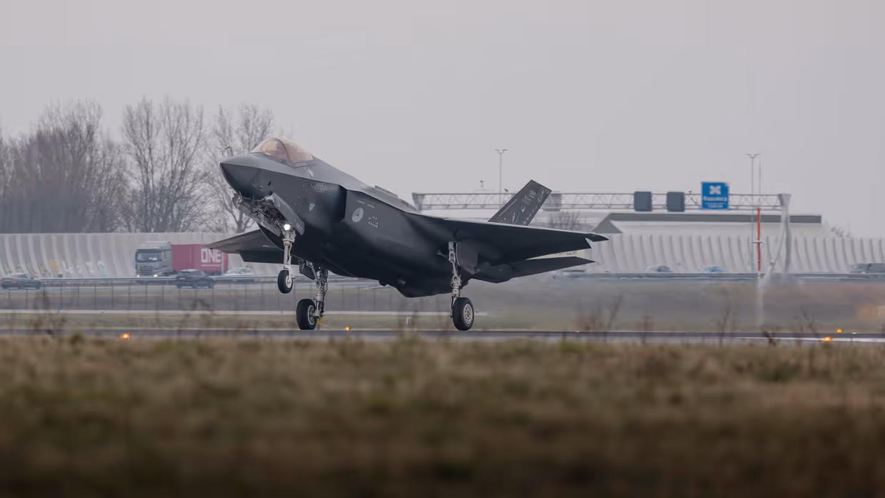 Een opstijgende F-35 op luchthaven Schiphol, met daarachter de snelweg