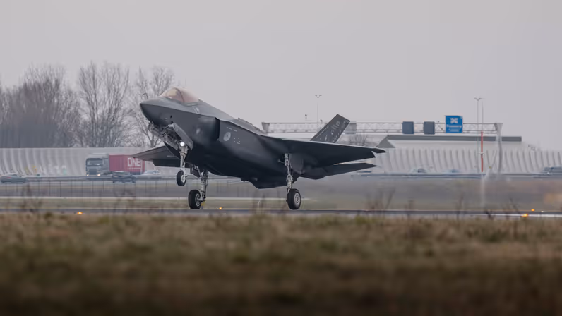 Een opstijgende F-35 op luchthaven Schiphol, met daarachter de snelweg