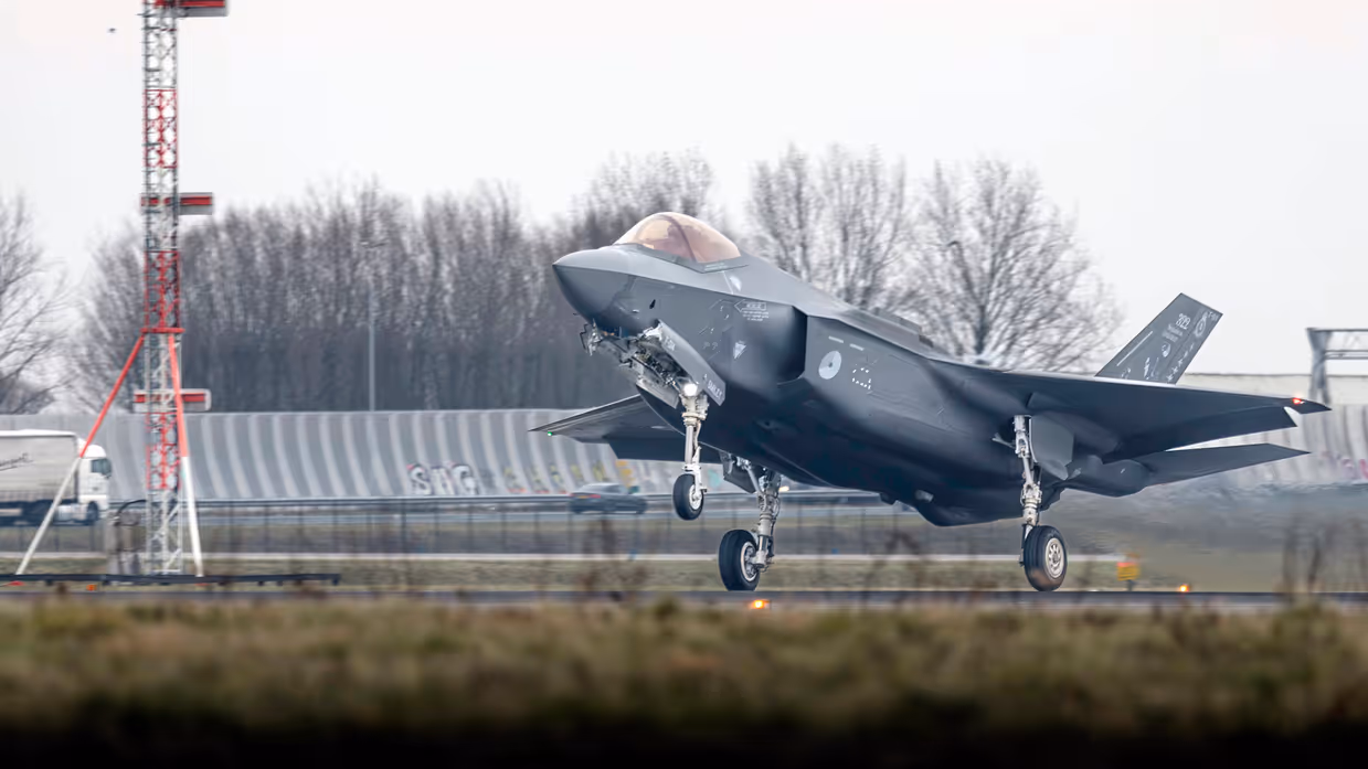 Een opstijgende F-35 op luchthaven Schiphol, met op de achtergrond de snelweg nabij het vliegveld.
