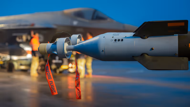  Munitie van de F-35, geparkeerd op een wagen voor een stilstaande F-35.