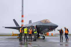 Militairen staan voor een F-35.