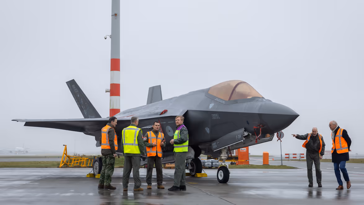 De koning en anderen staan voor een F-35.