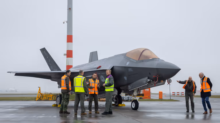 Militairen staan voor een F-35.