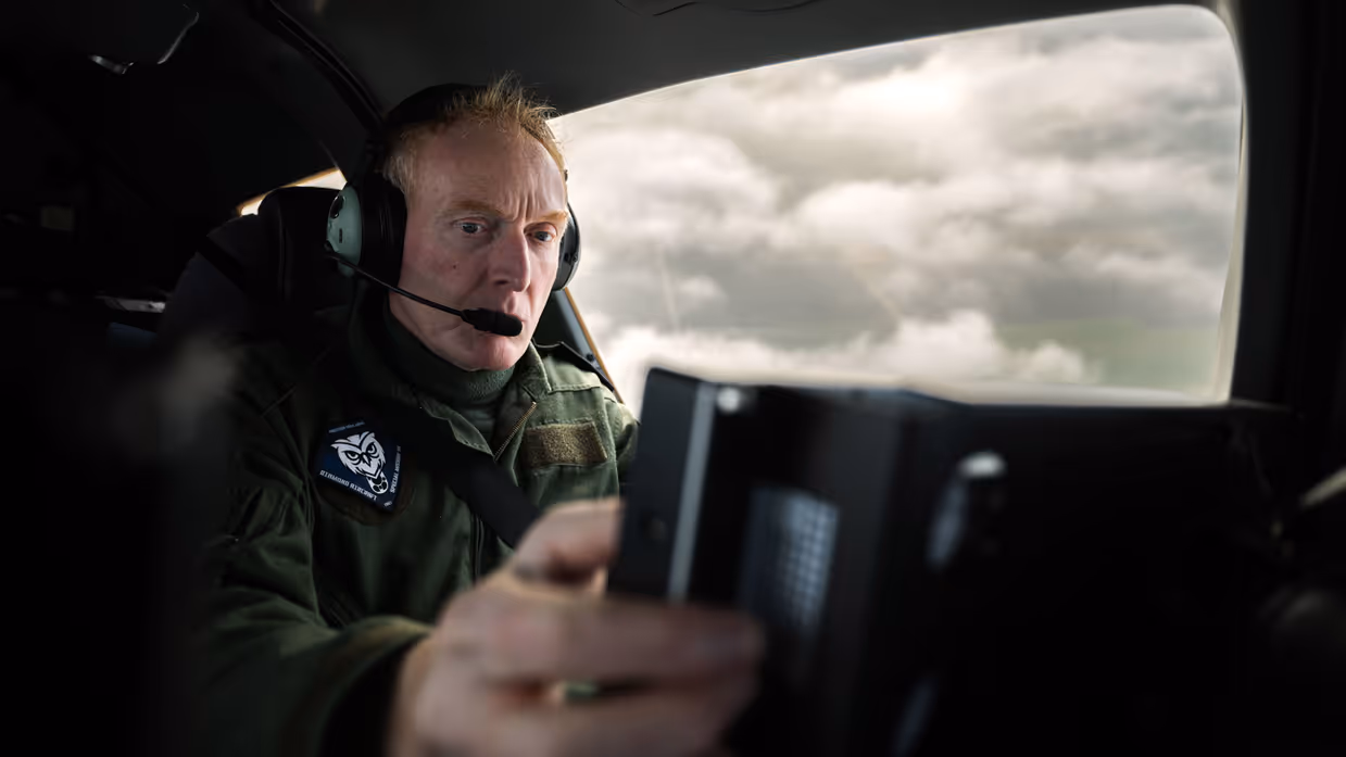 Haiko bedient de missieconsole in het patrouillevliegtuig tijdens een vlucht.