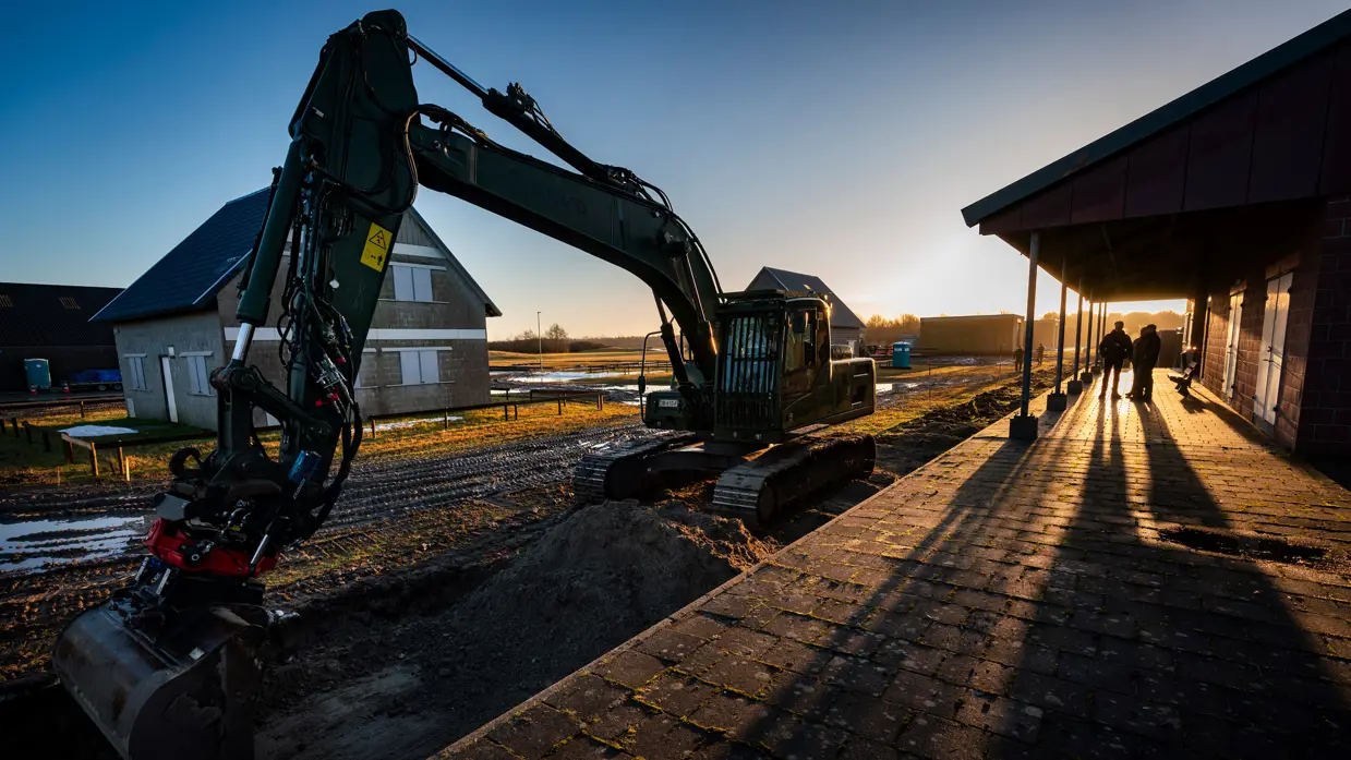 Een graafmachine aan het werk naast het station.