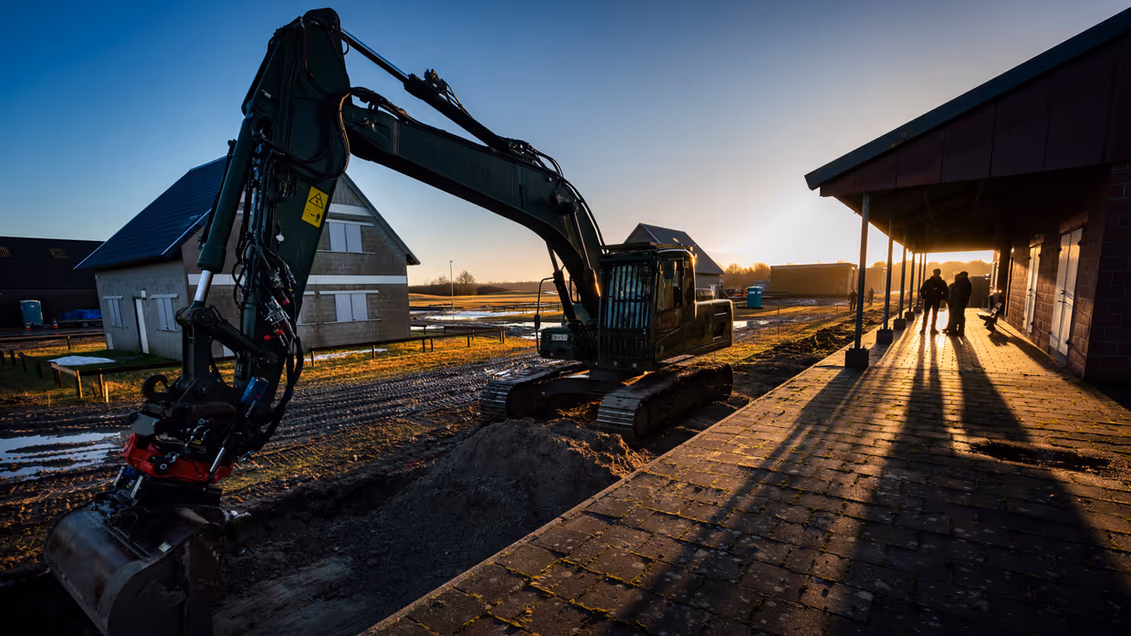 Een graafmachine aan het werk naast het station.