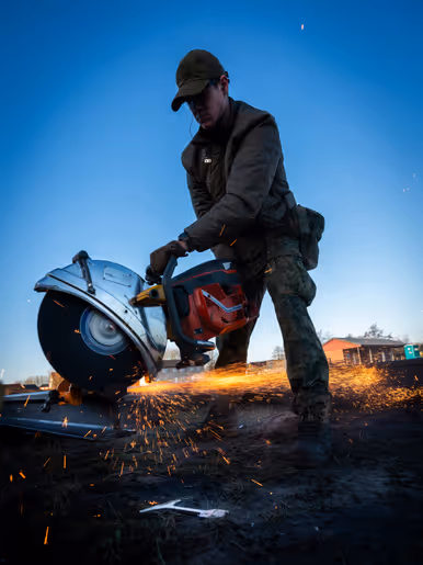 Een genist met een cirkelzaag