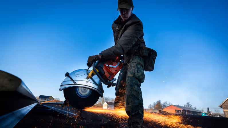 Een constructiegenist bewerkt een oude spoorstaaf.