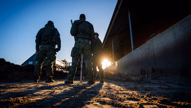 Militairen staan op het oefenterrein Marnewaard.