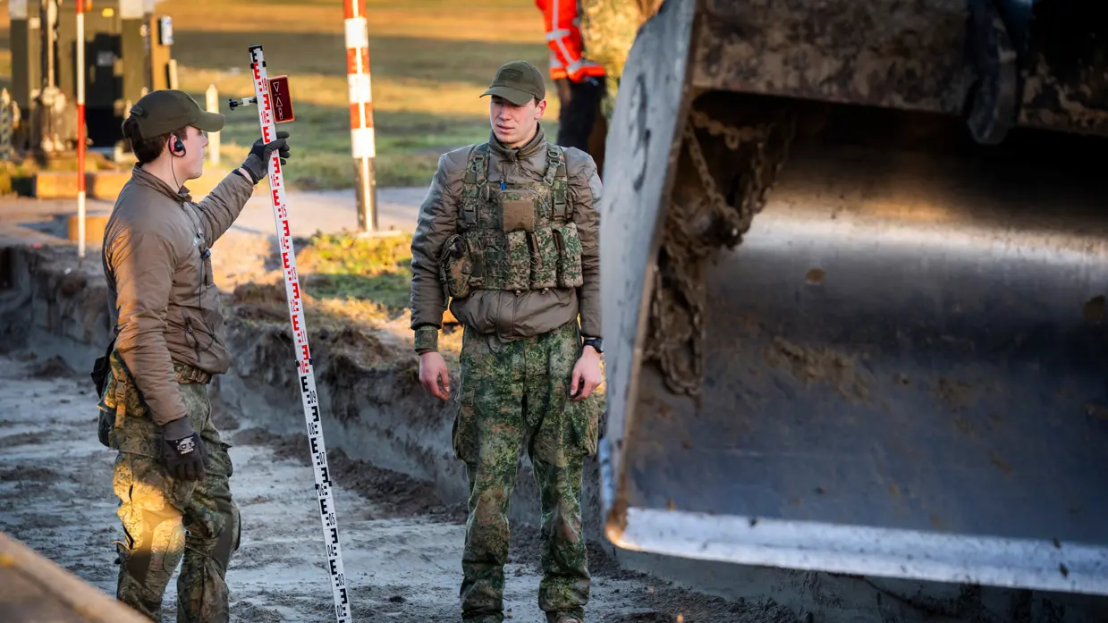 Twee militairen in overleg.&nbsp;