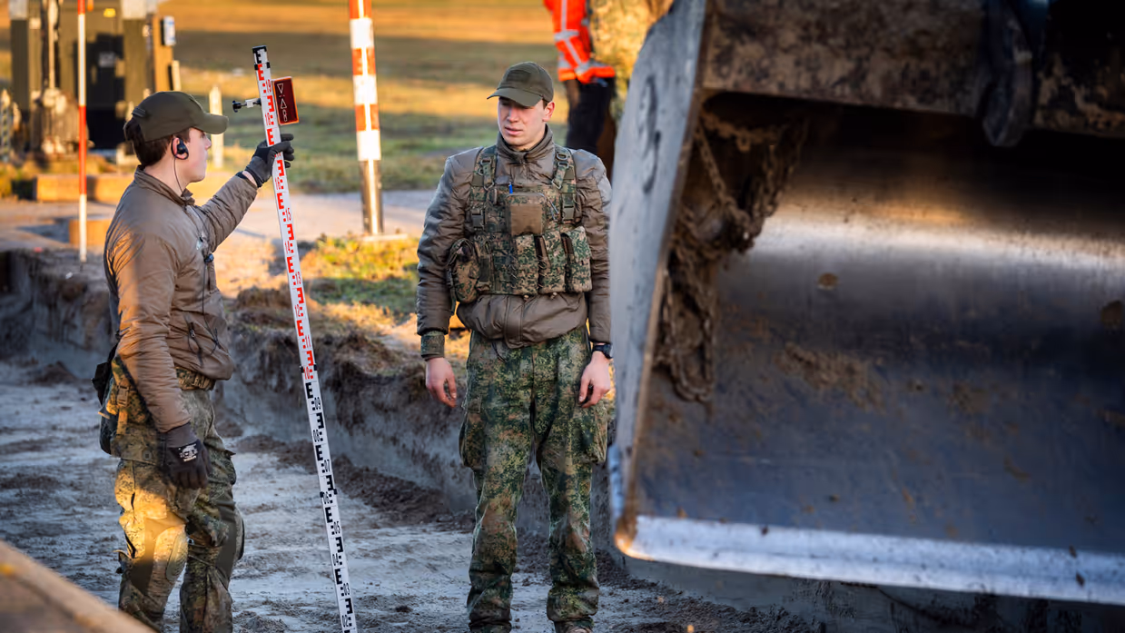Twee militairen in overleg.&nbsp;