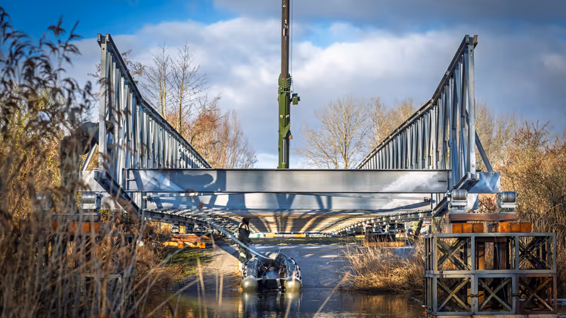 Uitzicht op de in aanbouw zijnde paneelbrug.