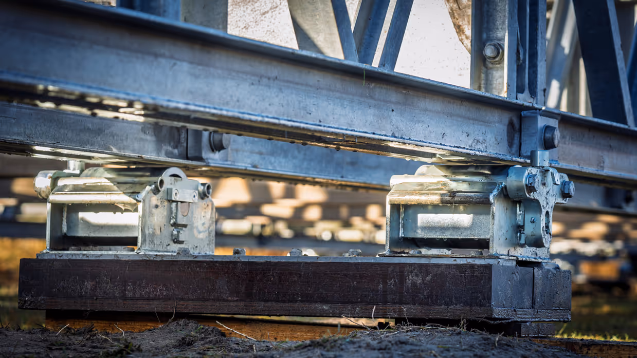Een close-up van de onderkant van de brug.