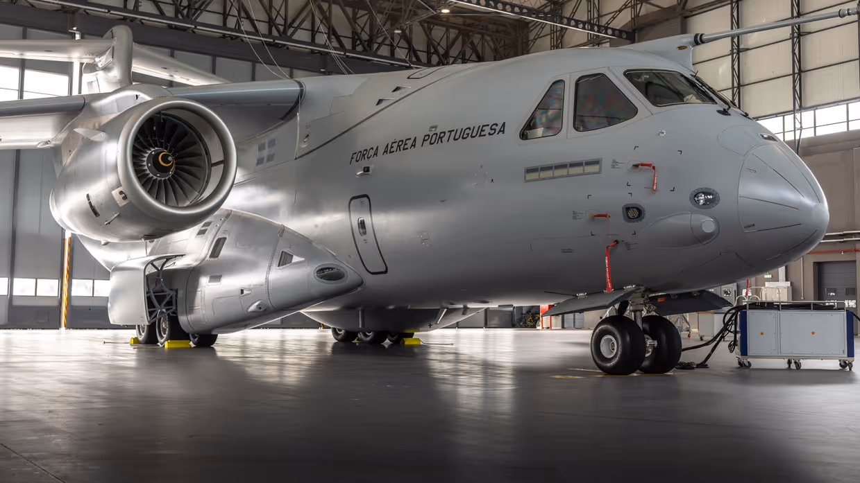 Een Portugese C-390 in een hangar. 