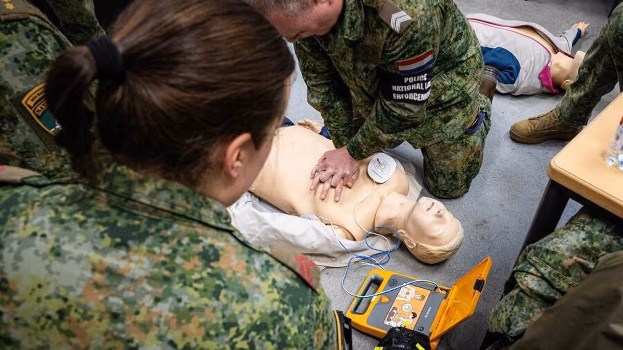 Militairen oefenen reanimatie op een pop