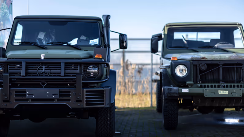 Het vooraanzicht van de Wolf en de oude MB 290 GD. 