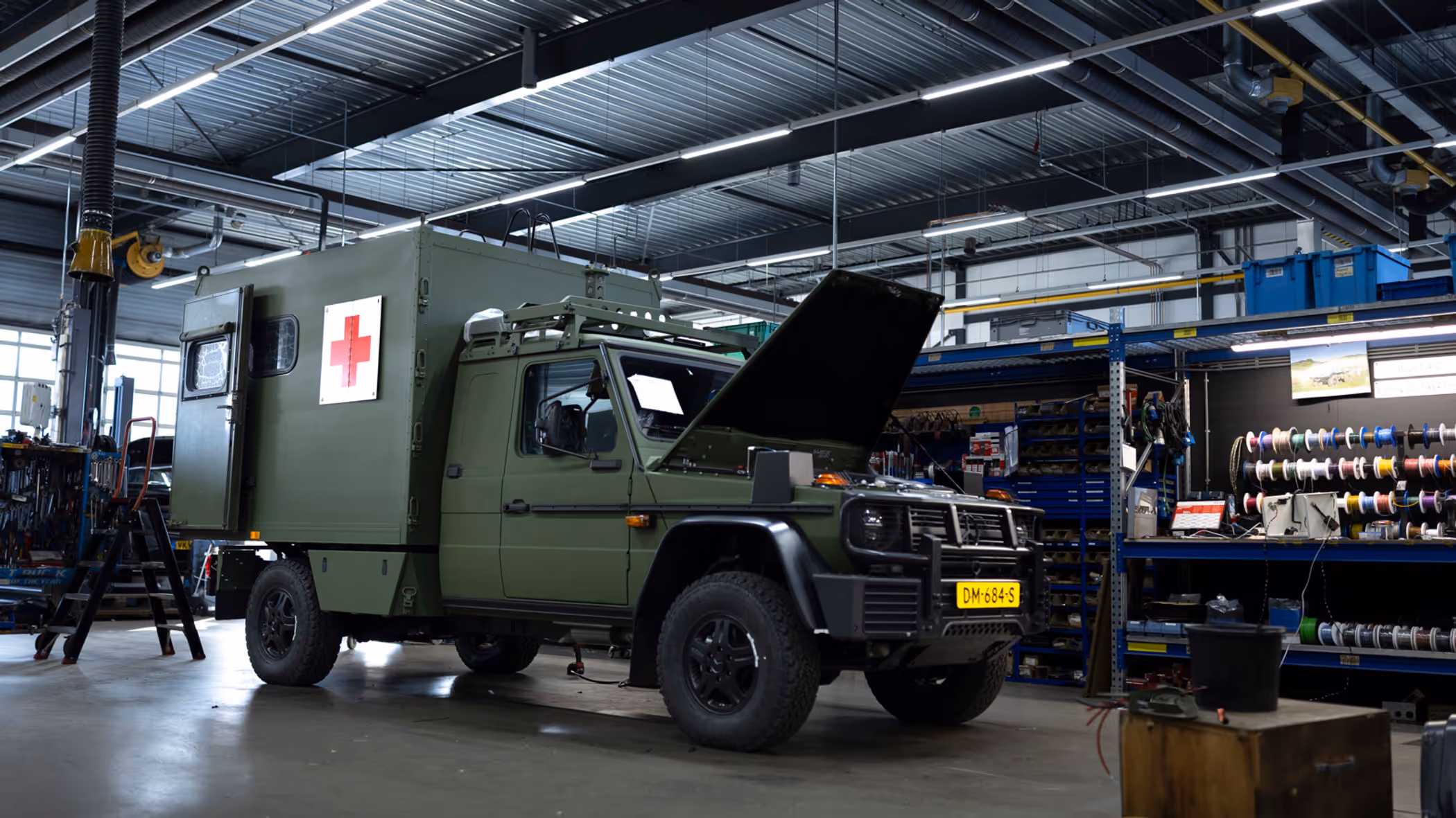 Een Wolf in de werkplaats met de motorkap open.  
