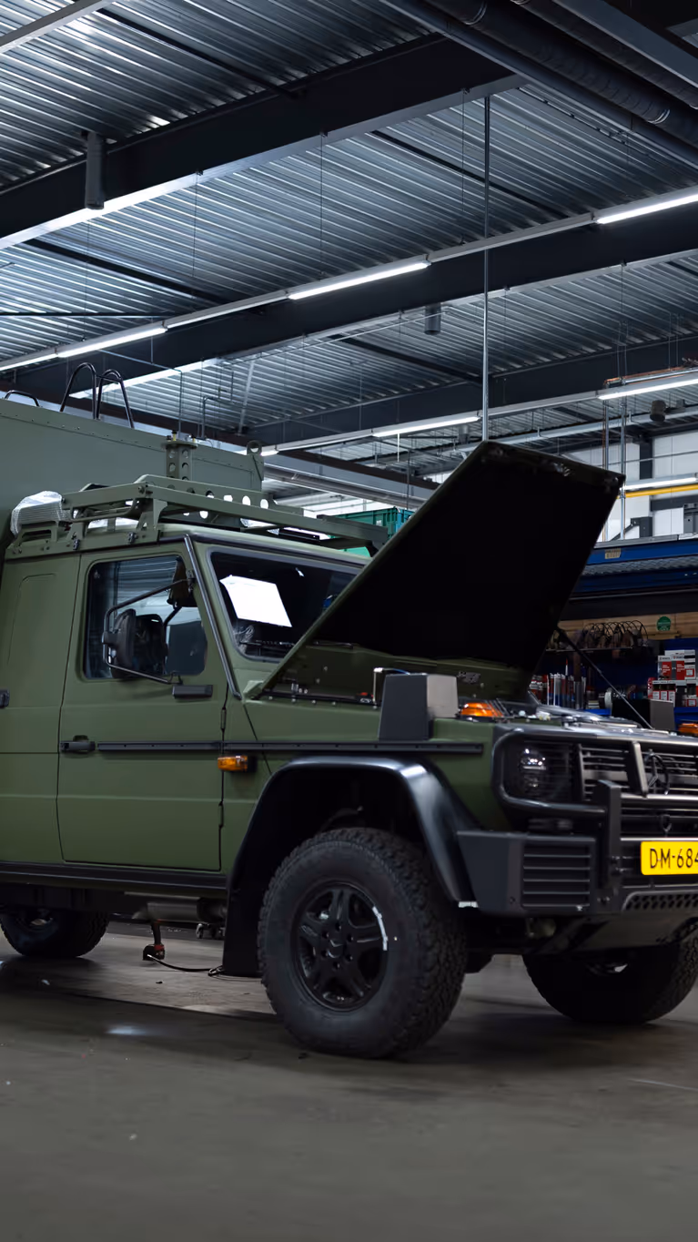Een Wolf in de werkplaats met de motorkap open.  