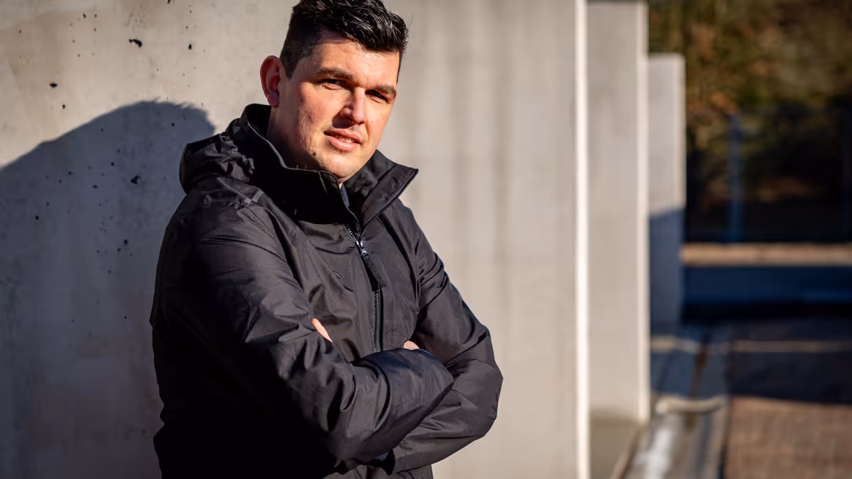 Portretfoto van Adjudant Allard met zijn armen over elkaar en een blik naar de camera toe.