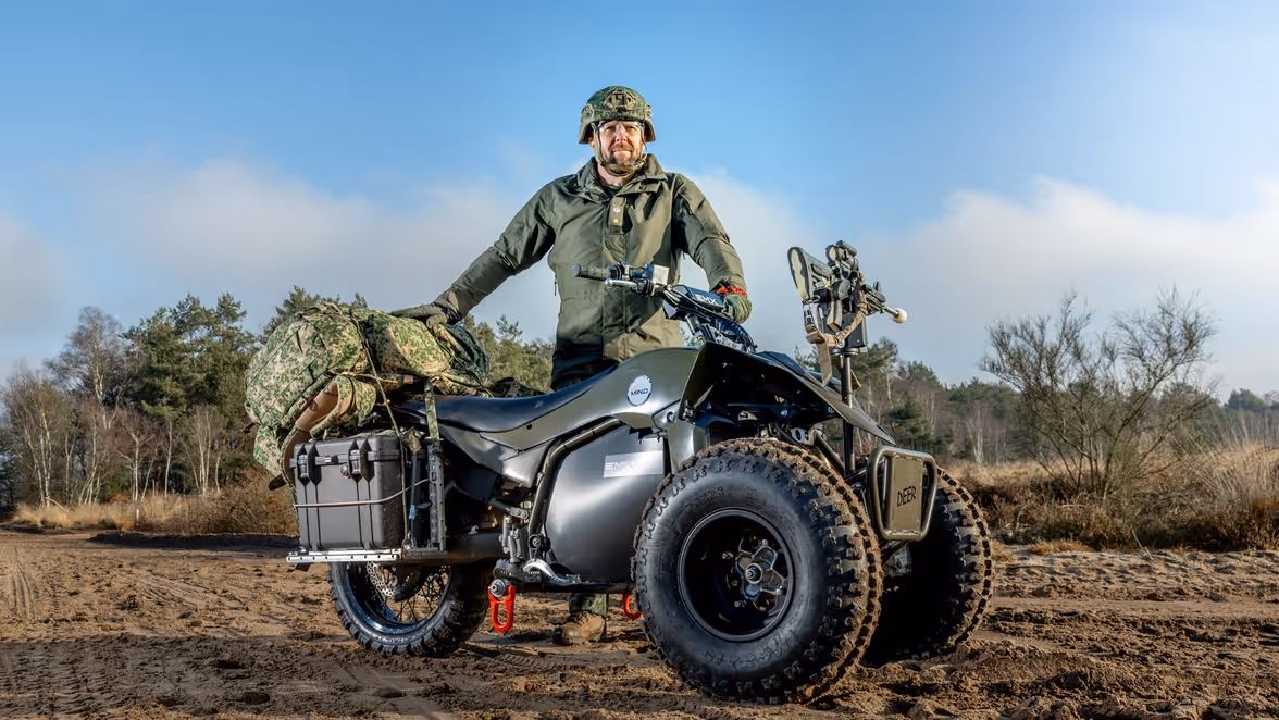 Adjudant Bert poseert bij de Deer.