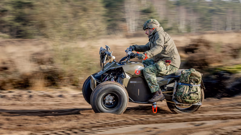  Adjudant Bert scheurt met de Deer over de modderige grond.
