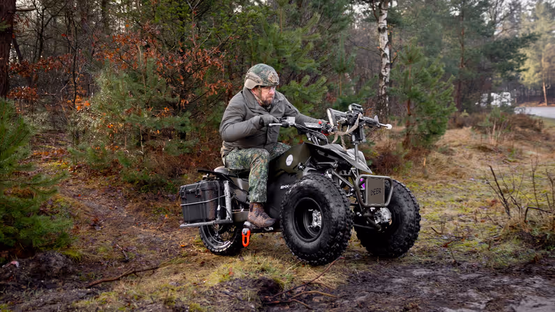 Adjudant Bert rijdt de Deer de bossen uit.