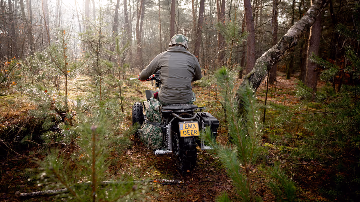 De Deer wordt door adjudant Bert door de bossen gestuurd.