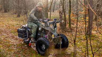 Adjudant Bert op de Deer door de bossen