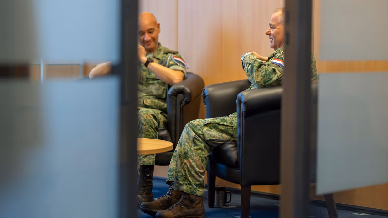 Oud Luchtmachtadjudant Terry Venhovens en de nieuwe Luchtmachtadjudant Johan de Rooij in gesprek over hun functie.