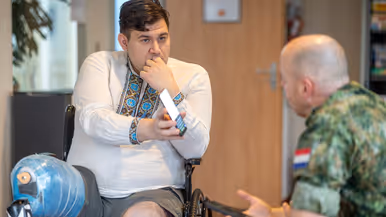 Een Oekraïense militair toont zijn smartphone aan de Nederlandse militair redacteur, en vice versa. 