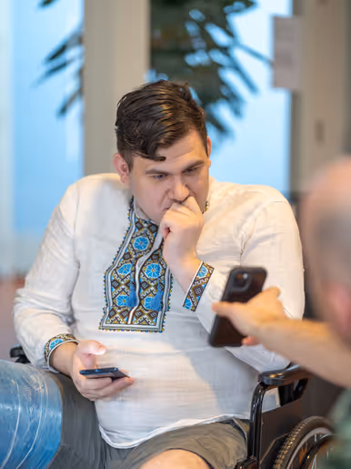 ALT – Een Oekraïense militair toont zijn smartphone aan de Nederlandse militair redacteur, en vice versa. 