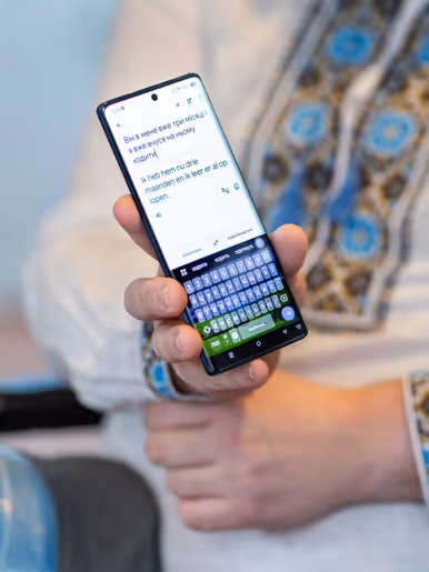 ALT – Een Oekraïense militair toont zijn smartphone aan de Nederlandse militair redacteur, en vice versa. 